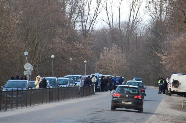 На границе в Бресте взялись за вклинивающихся «ждунов» и установили знак. Поможет? На границе в Бресте взялись за вклинивающихся «ждунов» и установили знак. Поможет?