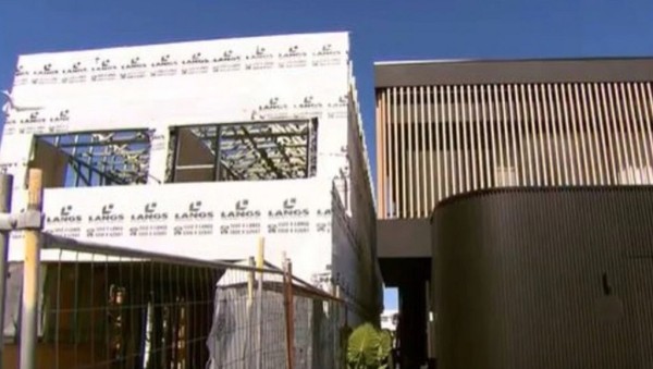 Две семьи построили дома в 40 сантиметрах друг от друга Две семьи построили дома в 40 сантиметрах друг от друга