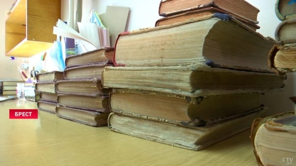 Таких человек несколько на всю Беларусь. Реставратор-переплетчик книг работает в Бресте