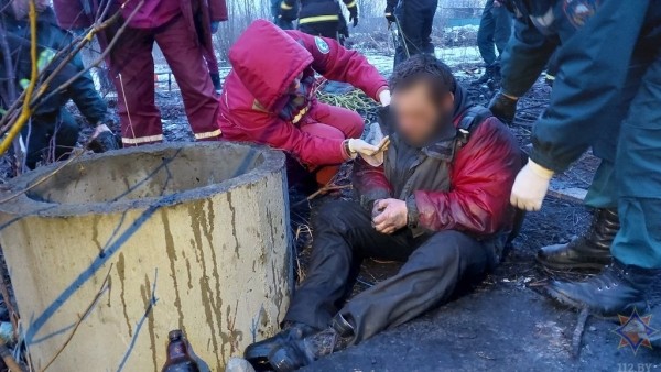 В Гомеле из колодца спасли мужчину. Смотрите видео и фото В Гомеле из колодца спасли мужчину. Смотрите видео и фото