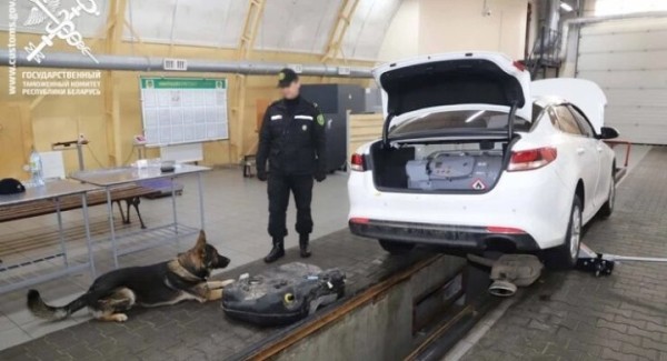 В момент осмотра владелец машины от волнения упал в обморок. В Бресте таможенники вычислили иностранца с 25 кг мефедрона в топливном баке