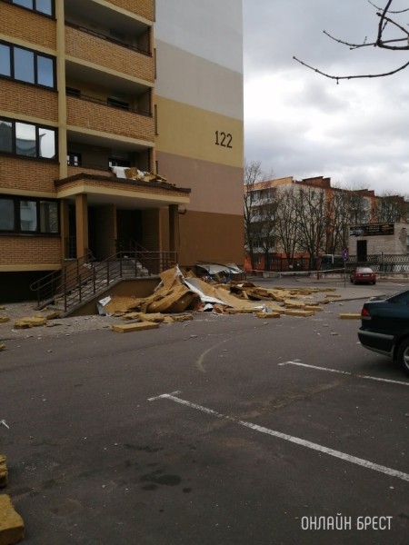 В Бресте с многоэтажки сорвало огромный кусок утеплителя. Стало известно, за чей счет ремонт В Бресте с многоэтажки сорвало огромный кусок утеплителя. Стало известно, за чей счет ремонт