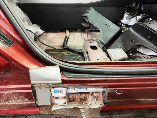 Эта Mazda стала «сейфом» для сигарет. Белорус смог проехать на ней в Литву, а потом попался на мелочи