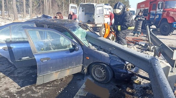Жуть. В Беларуси водитель врезался в дорожное ограждение, которое пробило авто насквозь Жуть. В Беларуси водитель врезался в дорожное ограждение, которое пробило авто насквозь
