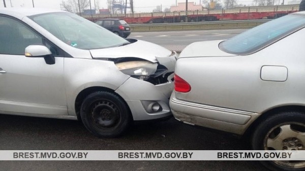 В Бресте мужчина попал под колеса автомобиля В Бресте мужчина попал под колеса автомобиля