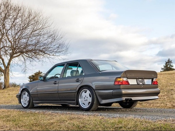 Почему этот старый седан от Mercedes стоит $600 тысяч? Почему этот старый седан от Mercedes стоит $600 тысяч?