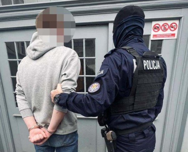 Белорус разгромил каплицу в аэропорту Гданьска Белорус разгромил каплицу в аэропорту Гданьска