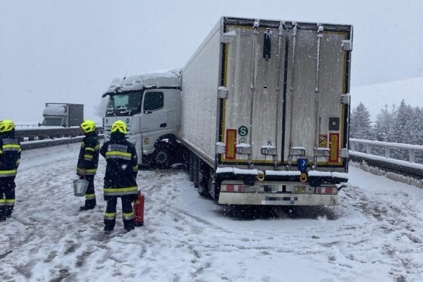В Австрии из бака фуры белоруса после ДТП вылилось много топлива В Австрии из бака фуры белоруса после ДТП вылилось много топлива