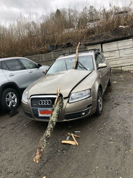 За момент до трагедии: на фото показали случаи невероятного везения За момент до трагедии: на фото показали случаи невероятного везения