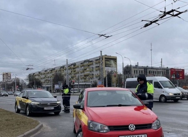 Пользование телефоном, проезд на красный: брестских маршрутчиков и таксистов проверили на соблюдение ПДД