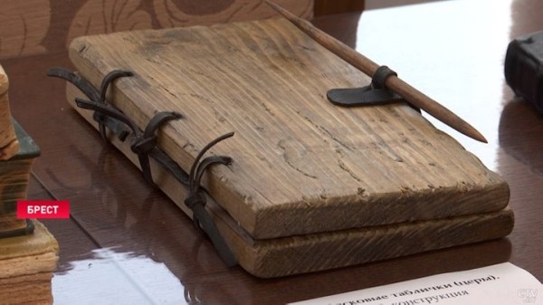 Таких человек несколько на всю Беларусь. Реставратор-переплетчик книг работает в Бресте