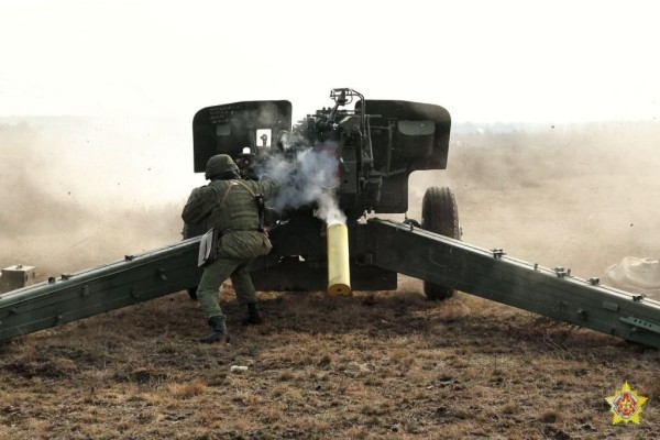 На полигоне под Брестом стреляли из гаубиц «Мста-Б» и установок «Гиацинт» На полигоне под Брестом стреляли из гаубиц «Мста-Б» и установок «Гиацинт»