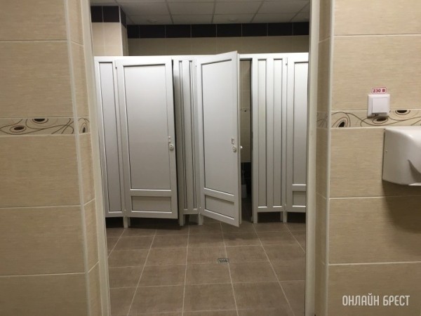 Просунул телефон между кабинками. В Гродно подросток тайно снимал посетительниц женского туалета Просунул телефон между кабинками. В Гродно подросток тайно снимал посетительниц женского туалета