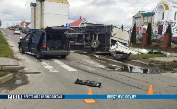 Как грузовик оказался на боку? Подробности ДТП в Пружанах Как грузовик оказался на боку? Подробности ДТП в Пружанах