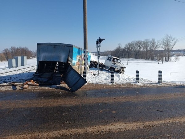 В Беларуси грузовик заглох прямо на ж/д путях. Его разорвало на части после удара локомотива