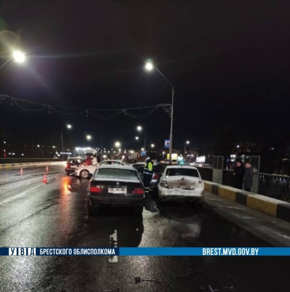 Собралось 9 автомобилей. Подробности вечерних ДТП в Бресте на путепроводе
