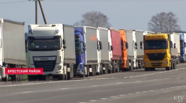 30-километровая очередь на границе: под Брестом организовали торговлю питанием для водителей