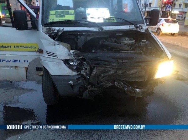Автобус, маршрутка и автомобиль попали в Барановичах в ДТП