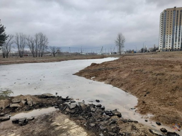 В Минске работники МЧС и очевидцы спасли маленьких девочек из грязевой ловушки В Минске работники МЧС и очевидцы спасли маленьких девочек из грязевой ловушки