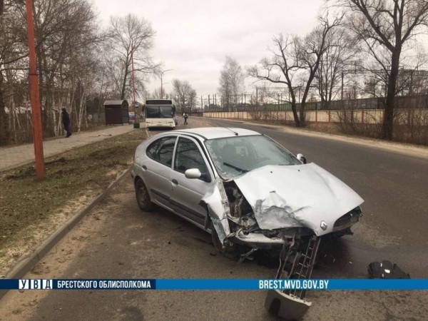 18-летний водитель Renault врезался в автобус в Бресте