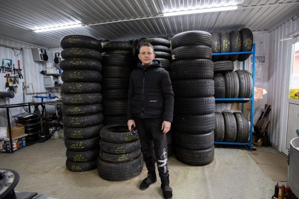 «Немцы отбирают для меня шины». Белорус наладил бизнес по продаже б/у Continental, Pirelli, Bridgestone. Есть спрос?