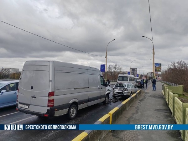 Подробности ДТП на «бульварном» мосту в Бресте с участием 4 машин