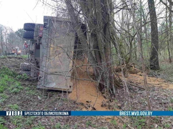 В Жабинковском районе из-за мягкой обочины опрокинулся грузовик