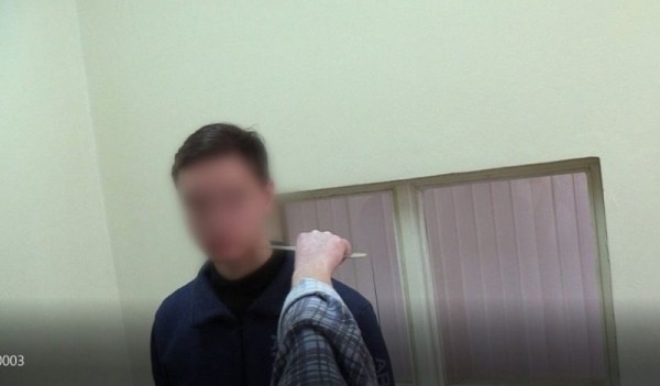 Мужчина чуть не убил двух парней из-за громкой музыки во дворе Мужчина чуть не убил двух парней из-за громкой музыки во дворе