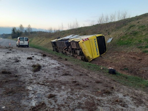 Автобус с пассажирами съехал в кювет на трассе М7