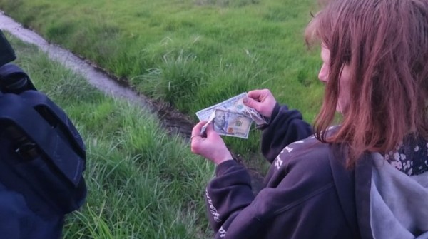 Очень странные дела. Мужчина разбросал из машины на ходу $200 тысяч Очень странные дела. Мужчина разбросал из машины на ходу $200 тысяч