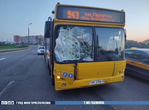 Пешеход перепрыгнул ограждение и побежал прямо под автобус. Опубликовано видео Пешеход перепрыгнул ограждение и побежал прямо под автобус. Опубликовано видео