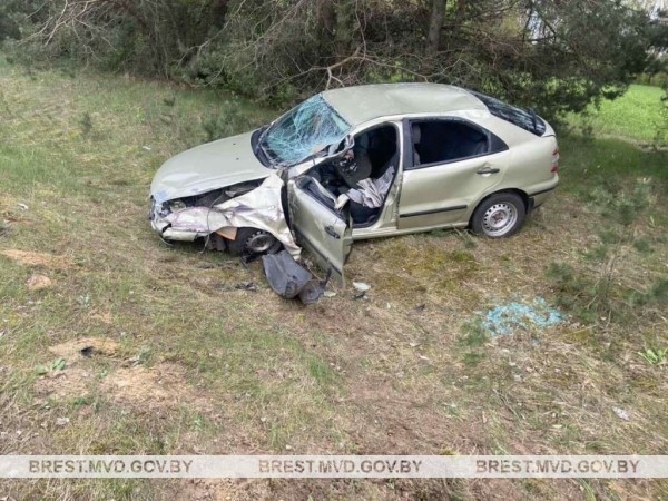 В Жабинковском районе жестко столкнулись легковушка и трактор