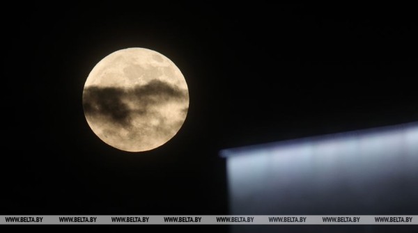 Если пропустили: Посмотрите на вчерашнее полутеневое затмение луны и цветочное полнолуние