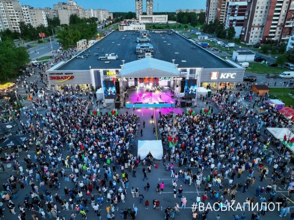 Выступлением Galibri & Mavik и красивым фейерверком завершились празднования 45-летия Московского района Бреста