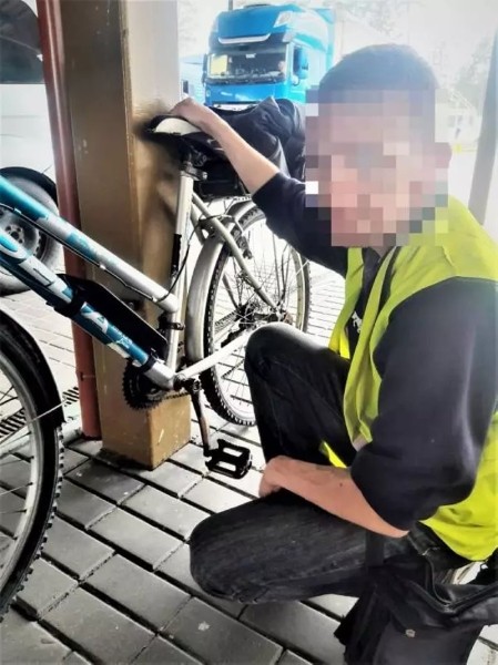 Чудеса контрабанды: сигареты извлекли из рамы велосипеда Чудеса контрабанды: сигареты извлекли из рамы велосипеда