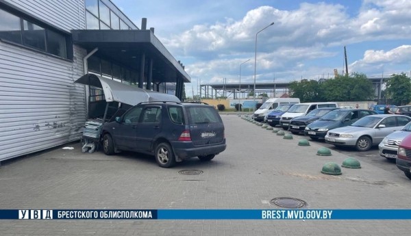 Появилось видео, как в Пинске пьяный бесправник перепутал педали и въехал в бокс для тележек