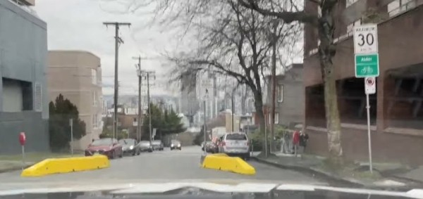 Как вам идея? В Канаде придумали «медленные улицы» и бетонные ограничители, на которых уже повисают автомобили