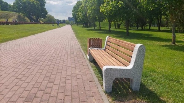 В Брестской крепости установили 33 новые скамьи и 38 урн для мусора