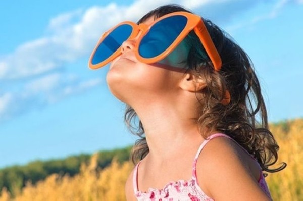 Можно ли маленьким детям носить солнечные очки? Спрашивает жительница Кобрина