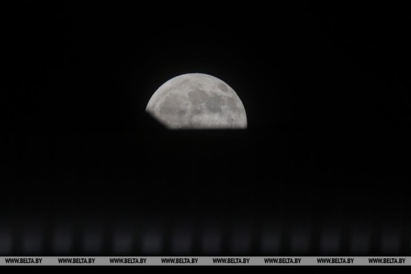 Если пропустили: Посмотрите на вчерашнее полутеневое затмение луны и цветочное полнолуние