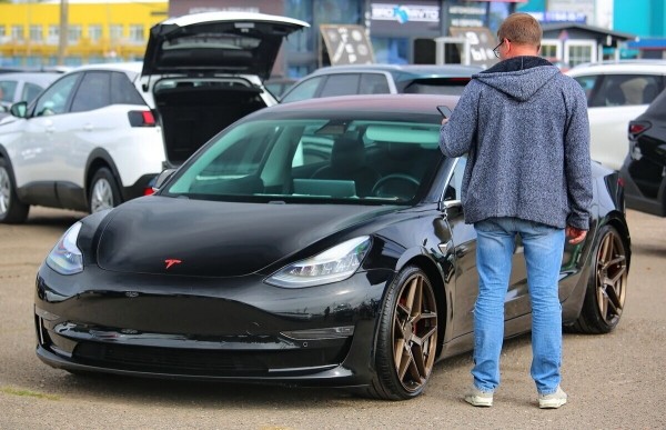 Размер зарплаты — имеет значение? Сколько нужно зарабатывать, чтобы растаможить по льготе Tesla за 50 тысяч евро