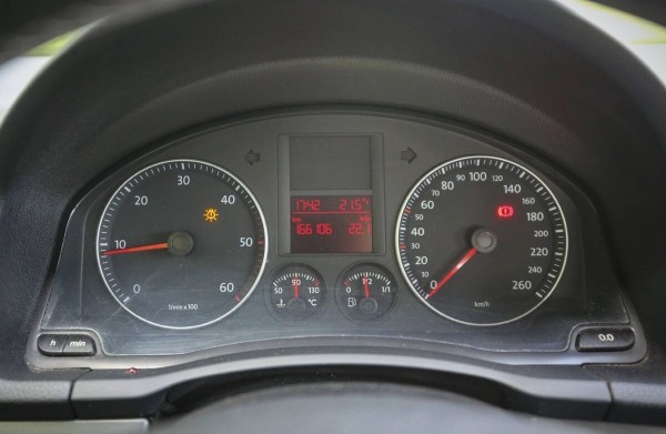 «Брал новым у дилера в 2009 году». Белорус показал VW Jetta 1.9 TDI, который до сих пор обслуживает у «официалов» «Брал новым у дилера в 2009 году». Белорус показал VW Jetta 1.9 TDI, который до сих пор обслуживает у «официалов»