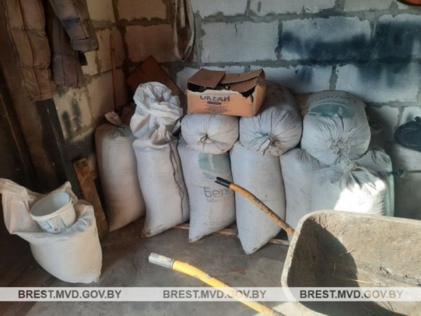 Водитель агропредприятия хранил в гараже ячмень и моторное масло. Случай в Брестской области