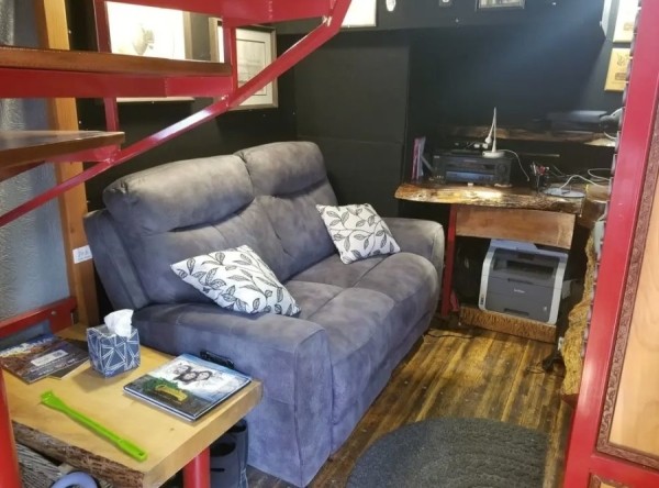 Пенсионеры потратили пять лет и $180 тысяч на превращение старой фуры в большой мобильный дом Пенсионеры потратили пять лет и $180 тысяч на превращение старой фуры в большой мобильный дом