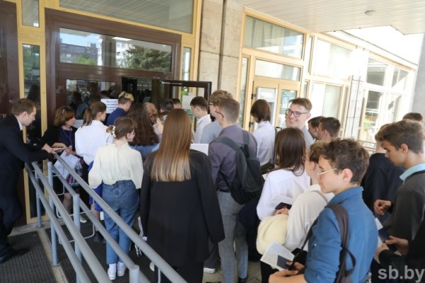 В Минобразования объяснили большое количество 100-балльников на первом ЦЭ В Минобразования объяснили большое количество 100-балльников на первом ЦЭ