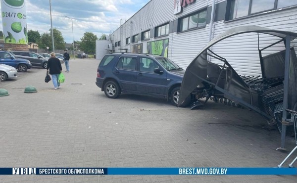 Появилось видео, как в Пинске пьяный бесправник перепутал педали и въехал в бокс для тележек