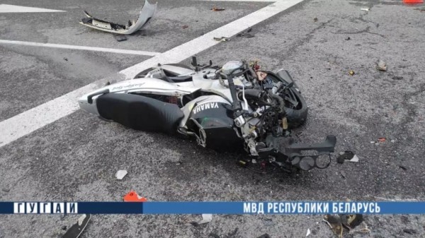 В Гомеле мотоциклиста отбросило на 40 метров после столкновения с такси. Очень жесткие кадры В Гомеле мотоциклиста отбросило на 40 метров после столкновения с такси. Очень жесткие кадры