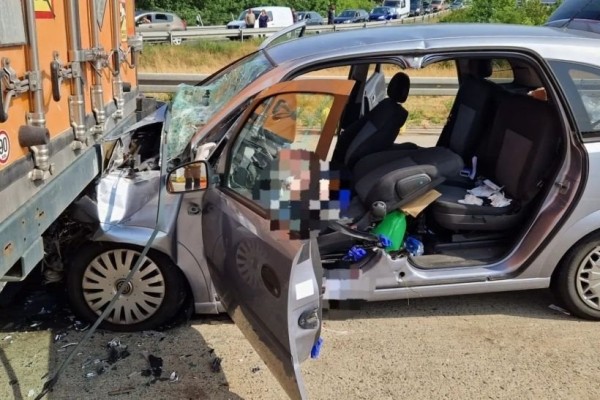 Под Берлином спасатели вырезали из машины попавшего в ДТП белоруса Под Берлином спасатели вырезали из машины попавшего в ДТП белоруса