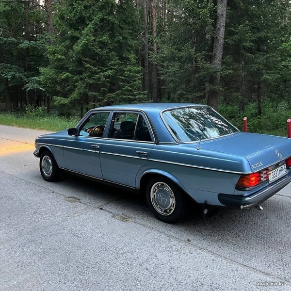 «Машинка для ценителей». Сколько стоит 40-летний Mercedes невероятного голубого цвета? «Машинка для ценителей». Сколько стоит 40-летний Mercedes невероятного голубого цвета?