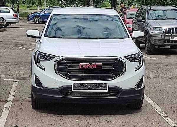 «Она стоила $16 900, но 300 долларов нам сбросили». Белорусы купили внедорожник в автохаусе — остались без денег и машины